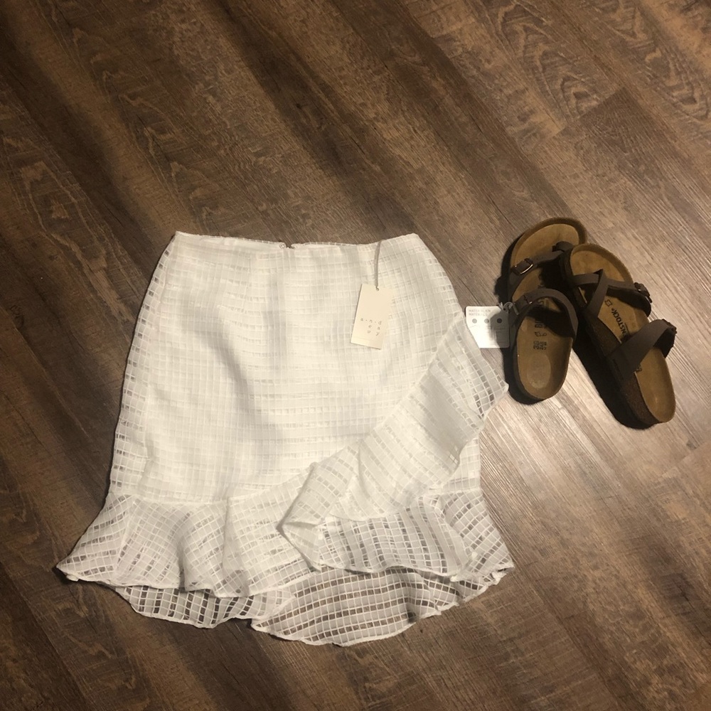 2/$15 ✨ NWT White skirt - Picture 1 of 4